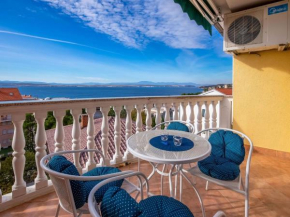 Гостиница Gorgeous apartment with bubble bath and terrace with sea view  Цриквеница